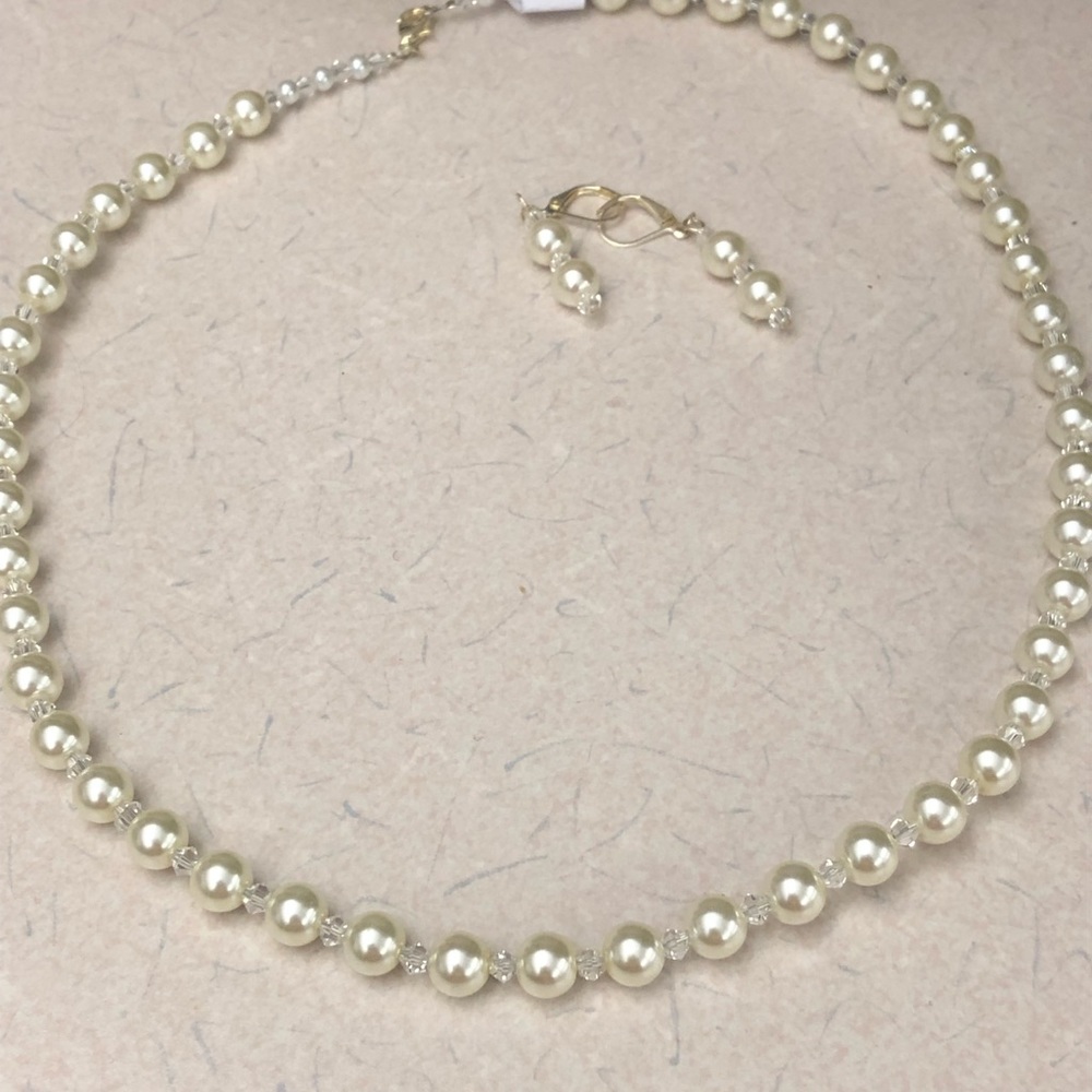Pearls & Crystals Necklace - Picture 3 of 6